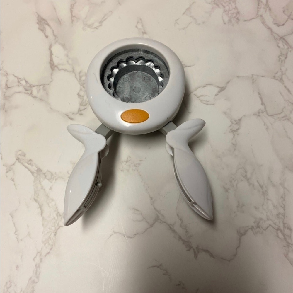 Fiskars Scalloped Squeeze Punch